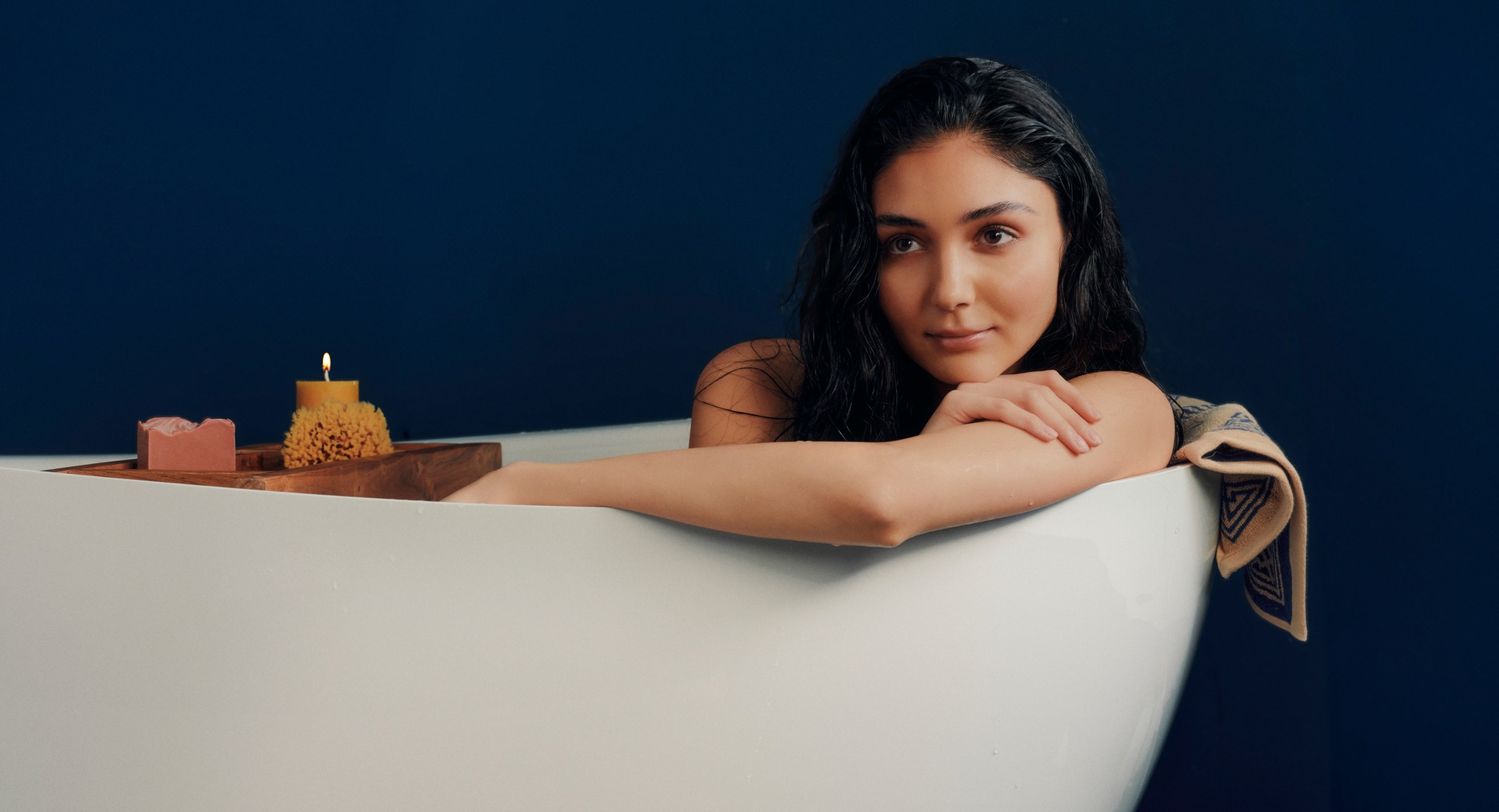 Une personne qui se détend dans un bain BainUltra.