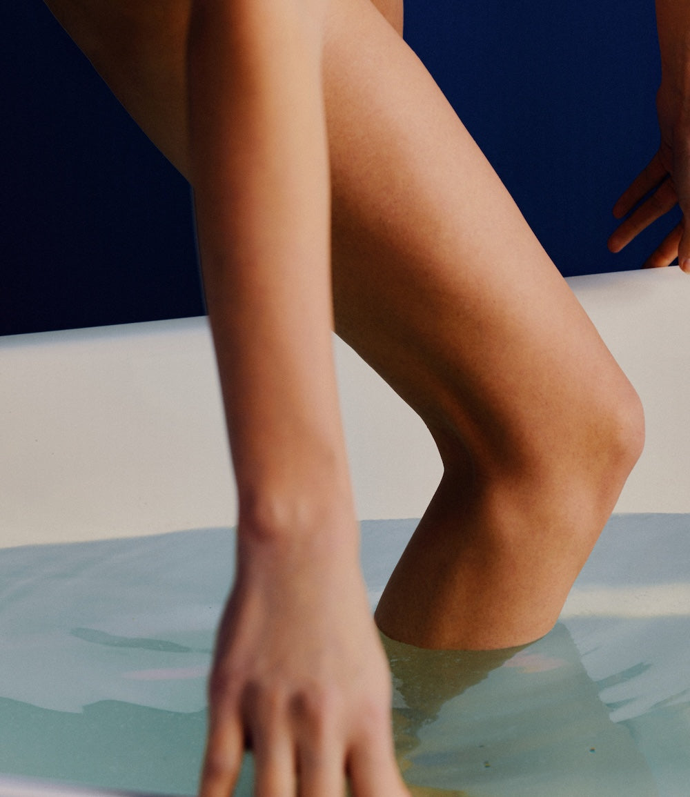 Une personne qui se détend dans un bain BainUltra.