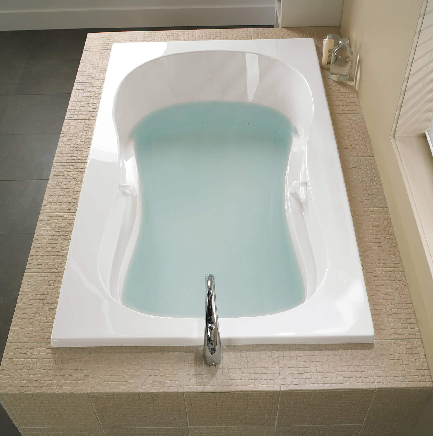 Bainultra Azur 50 collection alcove drop-in air jet bathtub for your master bathroom Bainultra Azur 50 collection alcove drop-in air jet bathtub for your modern bathroom